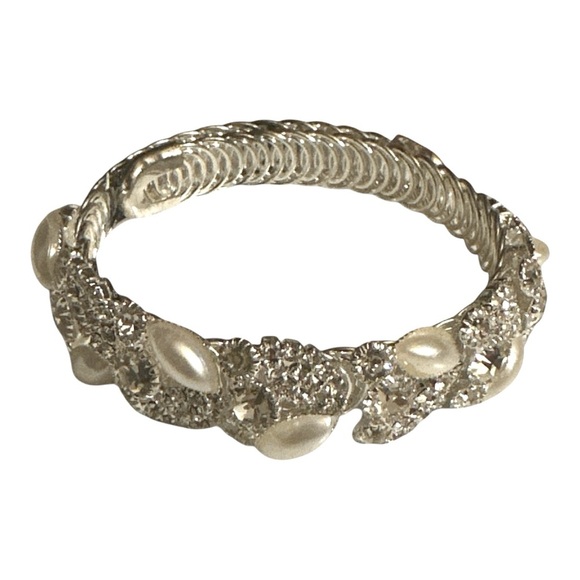 Vintage-Style Pearl & Crystal Stretch Bracelet - Picture 5 of 5